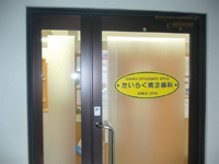 ��;���